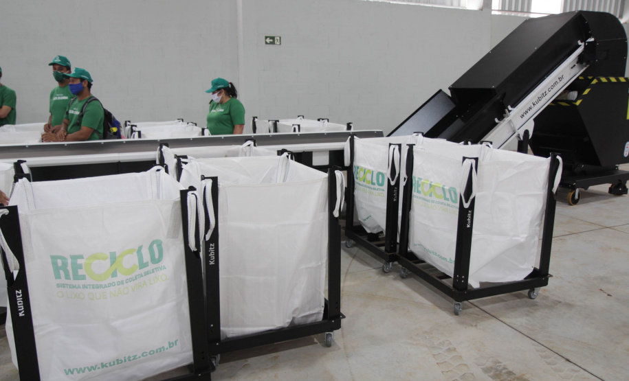 O governador também participou na inauguração do Ecoponto do bairro Cascavel Velho. Essa é uma unidade de triagem e processamento de materiais recicláveis, contemplada em um convênio da prefeitura de Cascavel com a Itaipu Binacional, que pretende descentralizar as atividades de reciclagem e proporcionar melhores condições aos trabalhadores organizados em cooperativas. O investimento foi de R$ 927 mil, sendo 75% custeado pela usina.