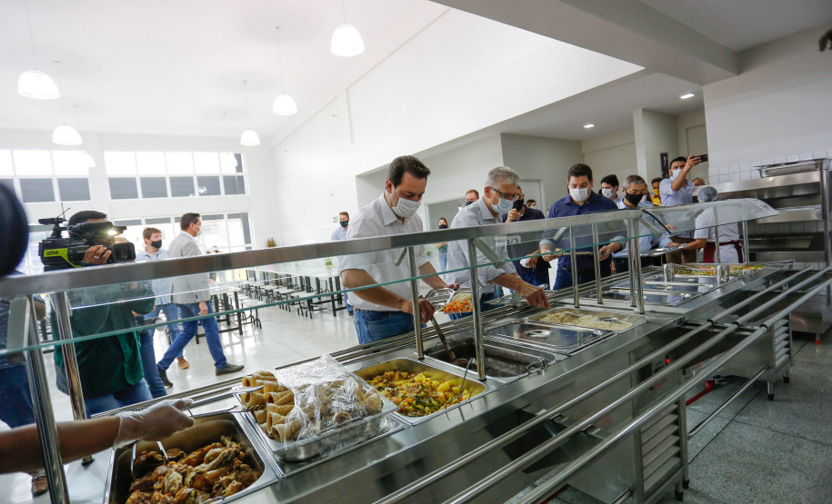 Na inauguração do Restaurante Popular Tiago de Amorim Novaes, nesta quinta-feira (29), o governador Carlos Massa Ratinho Junior destacou que o Estado tem como meta disponibilizar alimentação adequada e balanceada às populações vulneráveis, auxiliando no combate à insegurança alimentar, e que esse novo espaço será fundamental para auxiliar os cascavelenses mais humildes no pós-pandemia.