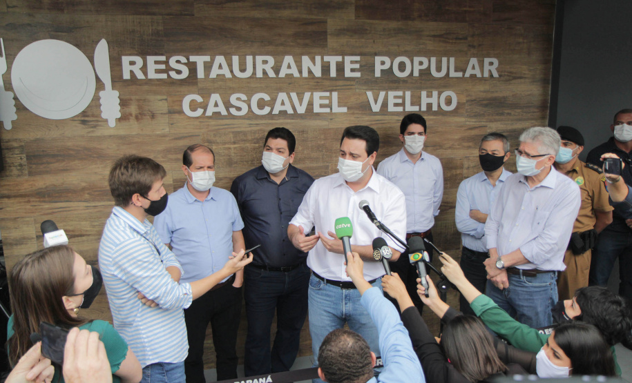 Na inauguração do Restaurante Popular Tiago de Amorim Novaes, nesta quinta-feira (29), o governador Carlos Massa Ratinho Junior destacou que o Estado tem como meta disponibilizar alimentação adequada e balanceada às populações vulneráveis, auxiliando no combate à insegurança alimentar, e que esse novo espaço será fundamental para auxiliar os cascavelenses mais humildes no pós-pandemia.