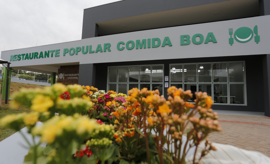 Na inauguração do Restaurante Popular Tiago de Amorim Novaes, nesta quinta-feira (29), o governador Carlos Massa Ratinho Junior destacou que o Estado tem como meta disponibilizar alimentação adequada e balanceada às populações vulneráveis, auxiliando no combate à insegurança alimentar, e que esse novo espaço será fundamental para auxiliar os cascavelenses mais humildes no pós-pandemia.