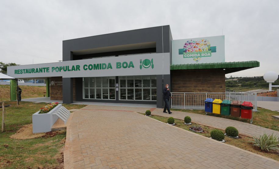 Na inauguração do Restaurante Popular Tiago de Amorim Novaes, nesta quinta-feira (29), o governador Carlos Massa Ratinho Junior destacou que o Estado tem como meta disponibilizar alimentação adequada e balanceada às populações vulneráveis, auxiliando no combate à insegurança alimentar, e que esse novo espaço será fundamental para auxiliar os cascavelenses mais humildes no pós-pandemia.