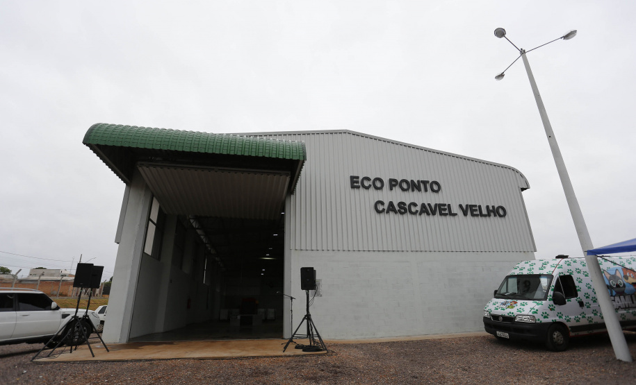 O governador também participou na inauguração do Ecoponto do bairro Cascavel Velho. Essa é uma unidade de triagem e processamento de materiais recicláveis, contemplada em um convênio da prefeitura de Cascavel com a Itaipu Binacional, que pretende descentralizar as atividades de reciclagem e proporcionar melhores condições aos trabalhadores organizados em cooperativas. O investimento foi de R$ 927 mil, sendo 75% custeado pela usina.