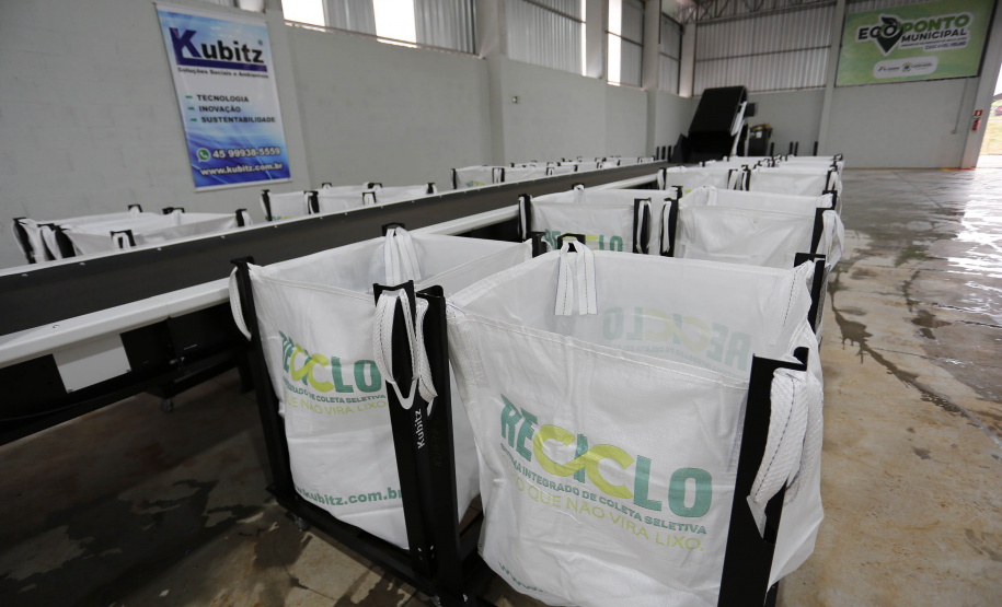 O governador também participou na inauguração do Ecoponto do bairro Cascavel Velho. Essa é uma unidade de triagem e processamento de materiais recicláveis, contemplada em um convênio da prefeitura de Cascavel com a Itaipu Binacional, que pretende descentralizar as atividades de reciclagem e proporcionar melhores condições aos trabalhadores organizados em cooperativas. O investimento foi de R$ 927 mil, sendo 75% custeado pela usina.