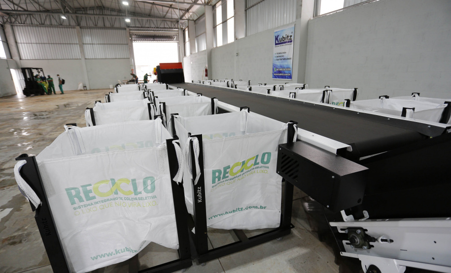 O governador também participou na inauguração do Ecoponto do bairro Cascavel Velho. Essa é uma unidade de triagem e processamento de materiais recicláveis, contemplada em um convênio da prefeitura de Cascavel com a Itaipu Binacional, que pretende descentralizar as atividades de reciclagem e proporcionar melhores condições aos trabalhadores organizados em cooperativas. O investimento foi de R$ 927 mil, sendo 75% custeado pela usina.