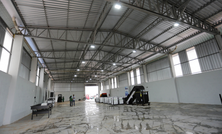 O governador também participou na inauguração do Ecoponto do bairro Cascavel Velho. Essa é uma unidade de triagem e processamento de materiais recicláveis, contemplada em um convênio da prefeitura de Cascavel com a Itaipu Binacional, que pretende descentralizar as atividades de reciclagem e proporcionar melhores condições aos trabalhadores organizados em cooperativas. O investimento foi de R$ 927 mil, sendo 75% custeado pela usina.