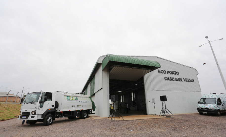 O governador também participou na inauguração do Ecoponto do bairro Cascavel Velho. Essa é uma unidade de triagem e processamento de materiais recicláveis, contemplada em um convênio da prefeitura de Cascavel com a Itaipu Binacional, que pretende descentralizar as atividades de reciclagem e proporcionar melhores condições aos trabalhadores organizados em cooperativas. O investimento foi de R$ 927 mil, sendo 75% custeado pela usina.