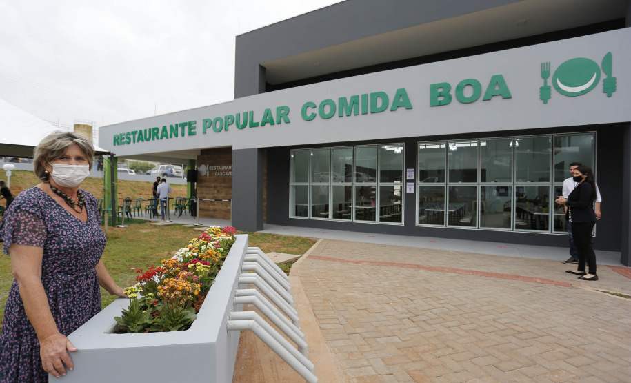 Na inauguração do Restaurante Popular Tiago de Amorim Novaes, nesta quinta-feira (29), o governador Carlos Massa Ratinho Junior destacou que o Estado tem como meta disponibilizar alimentação adequada e balanceada às populações vulneráveis, auxiliando no combate à insegurança alimentar, e que esse novo espaço será fundamental para auxiliar os cascavelenses mais humildes no pós-pandemia.