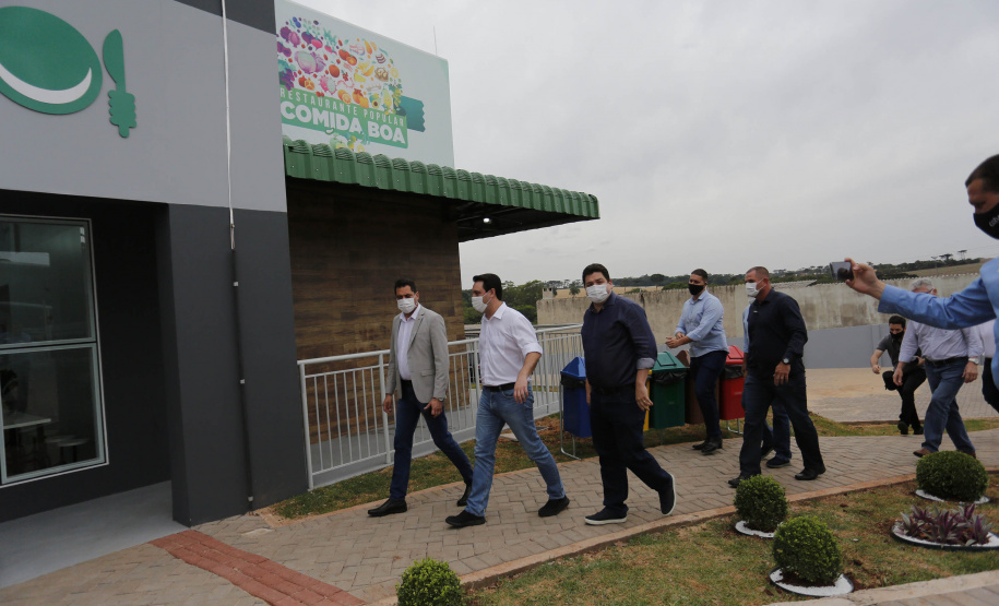 Na inauguração do Restaurante Popular Tiago de Amorim Novaes, nesta quinta-feira (29), o governador Carlos Massa Ratinho Junior destacou que o Estado tem como meta disponibilizar alimentação adequada e balanceada às populações vulneráveis, auxiliando no combate à insegurança alimentar, e que esse novo espaço será fundamental para auxiliar os cascavelenses mais humildes no pós-pandemia.