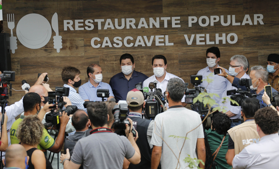 Na inauguração do Restaurante Popular Tiago de Amorim Novaes, nesta quinta-feira (29), o governador Carlos Massa Ratinho Junior destacou que o Estado tem como meta disponibilizar alimentação adequada e balanceada às populações vulneráveis, auxiliando no combate à insegurança alimentar, e que esse novo espaço será fundamental para auxiliar os cascavelenses mais humildes no pós-pandemia.