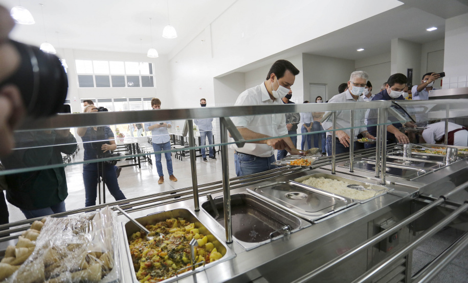 Na inauguração do Restaurante Popular Tiago de Amorim Novaes, nesta quinta-feira (29), o governador Carlos Massa Ratinho Junior destacou que o Estado tem como meta disponibilizar alimentação adequada e balanceada às populações vulneráveis, auxiliando no combate à insegurança alimentar, e que esse novo espaço será fundamental para auxiliar os cascavelenses mais humildes no pós-pandemia.