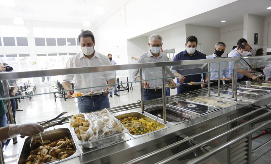 Na inauguração do Restaurante Popular Tiago de Amorim Novaes, nesta quinta-feira (29), o governador Carlos Massa Ratinho Junior destacou que o Estado tem como meta disponibilizar alimentação adequada e balanceada às populações vulneráveis, auxiliando no combate à insegurança alimentar, e que esse novo espaço será fundamental para auxiliar os cascavelenses mais humildes no pós-pandemia.