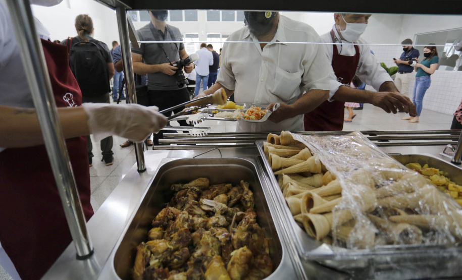 Na inauguração do Restaurante Popular Tiago de Amorim Novaes, nesta quinta-feira (29), o governador Carlos Massa Ratinho Junior destacou que o Estado tem como meta disponibilizar alimentação adequada e balanceada às populações vulneráveis, auxiliando no combate à insegurança alimentar, e que esse novo espaço será fundamental para auxiliar os cascavelenses mais humildes no pós-pandemia.