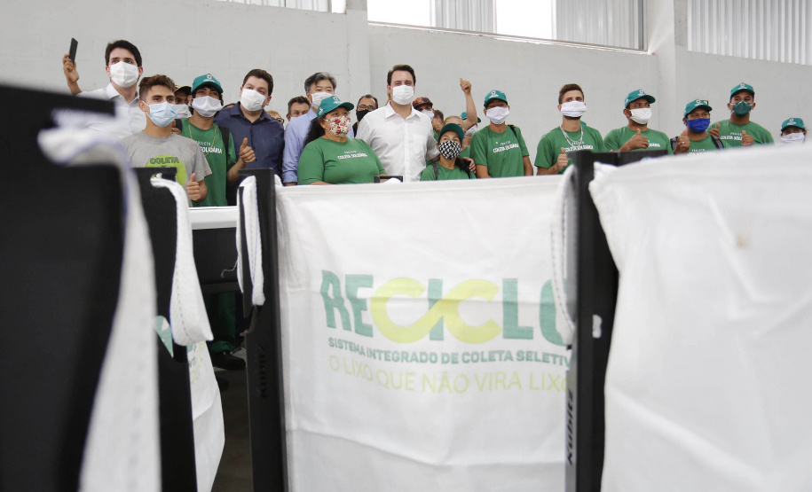 O governador também participou na inauguração do Ecoponto do bairro Cascavel Velho. Essa é uma unidade de triagem e processamento de materiais recicláveis, contemplada em um convênio da prefeitura de Cascavel com a Itaipu Binacional, que pretende descentralizar as atividades de reciclagem e proporcionar melhores condições aos trabalhadores organizados em cooperativas. O investimento foi de R$ 927 mil, sendo 75% custeado pela usina.