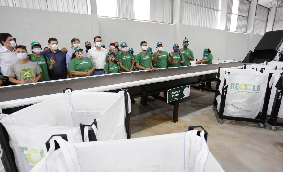 O governador também participou na inauguração do Ecoponto do bairro Cascavel Velho. Essa é uma unidade de triagem e processamento de materiais recicláveis, contemplada em um convênio da prefeitura de Cascavel com a Itaipu Binacional, que pretende descentralizar as atividades de reciclagem e proporcionar melhores condições aos trabalhadores organizados em cooperativas. O investimento foi de R$ 927 mil, sendo 75% custeado pela usina.