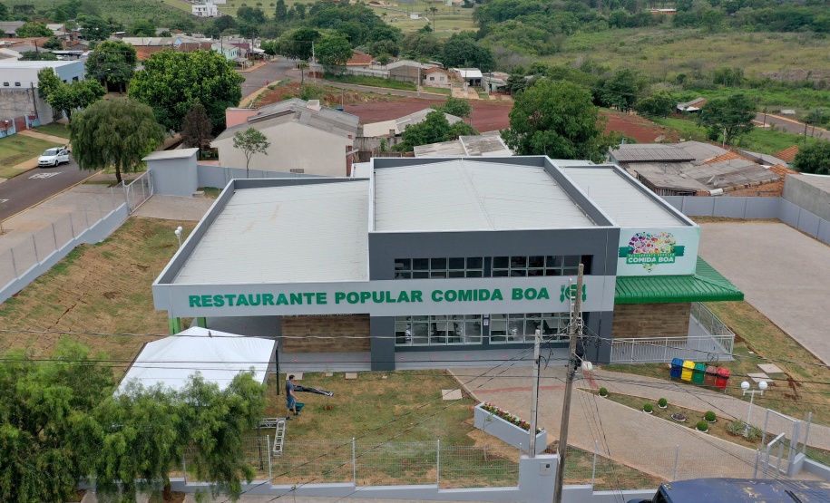 Na inauguração do Restaurante Popular Tiago de Amorim Novaes, nesta quinta-feira (29), o governador Carlos Massa Ratinho Junior destacou que o Estado tem como meta disponibilizar alimentação adequada e balanceada às populações vulneráveis, auxiliando no combate à insegurança alimentar, e que esse novo espaço será fundamental para auxiliar os cascavelenses mais humildes no pós-pandemia.