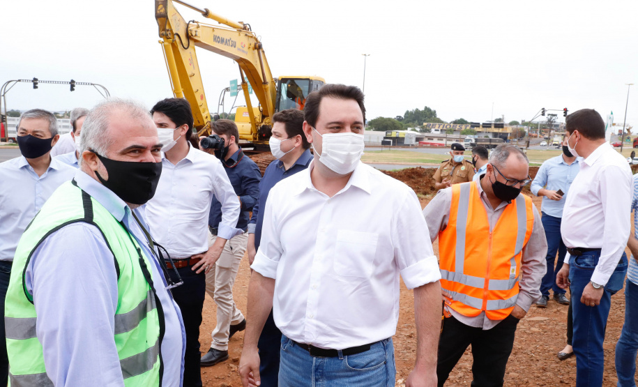 O governador Carlos Massa Ratinho Junior vistoriou nesta quinta-feira (29) as obras de modernização do Trevo Cataratas, em Cascavel, no Oeste do Estado. As máquinas começaram a operar nesta semana em uma das vias marginais, no sentido Corbélia, na primeira etapa da modernização do entroncamento rodoviário.