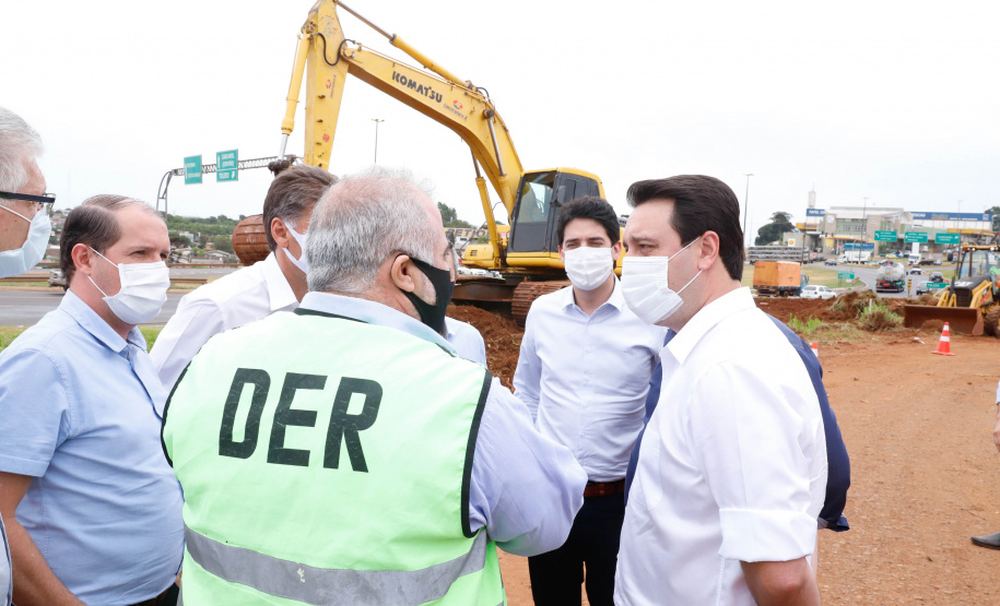 O governador Carlos Massa Ratinho Junior vistoriou nesta quinta-feira (29) as obras de modernização do Trevo Cataratas, em Cascavel, no Oeste do Estado. As máquinas começaram a operar nesta semana em uma das vias marginais, no sentido Corbélia, na primeira etapa da modernização do entroncamento rodoviário.