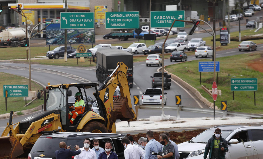 O governador Carlos Massa Ratinho Junior vistoriou nesta quinta-feira (29) as obras de modernização do Trevo Cataratas, em Cascavel, no Oeste do Estado. As máquinas começaram a operar nesta semana em uma das vias marginais, no sentido Corbélia, na primeira etapa da modernização do entroncamento rodoviário.
