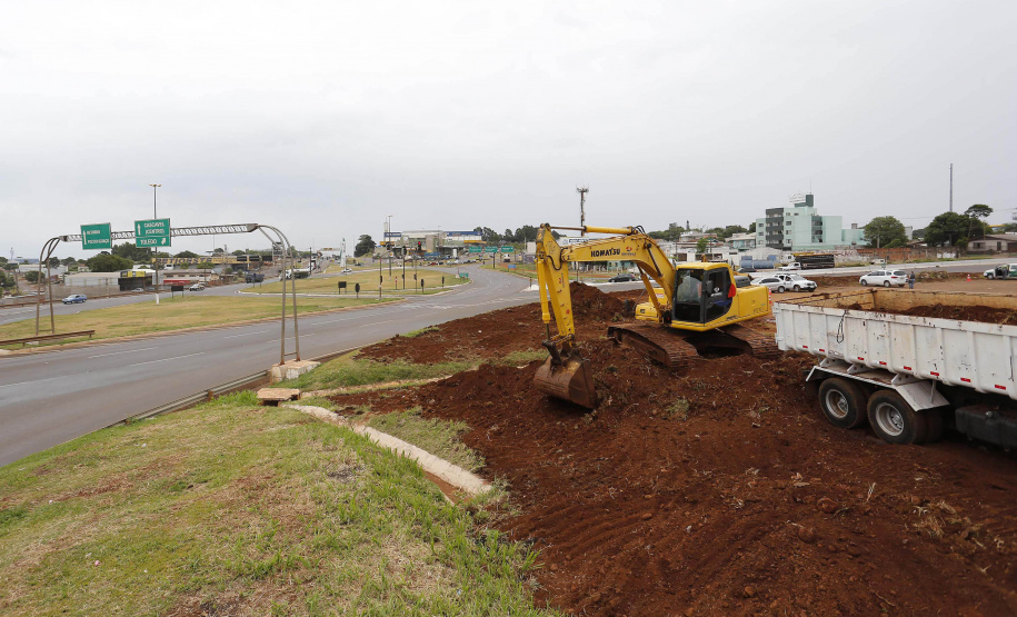 O governador Carlos Massa Ratinho Junior vistoriou nesta quinta-feira (29) as obras de modernização do Trevo Cataratas, em Cascavel, no Oeste do Estado. As máquinas começaram a operar nesta semana em uma das vias marginais, no sentido Corbélia, na primeira etapa da modernização do entroncamento rodoviário.