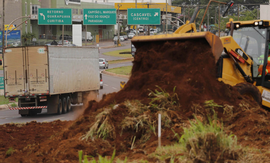 O governador Carlos Massa Ratinho Junior vistoriou nesta quinta-feira (29) as obras de modernização do Trevo Cataratas, em Cascavel, no Oeste do Estado. As máquinas começaram a operar nesta semana em uma das vias marginais, no sentido Corbélia, na primeira etapa da modernização do entroncamento rodoviário.