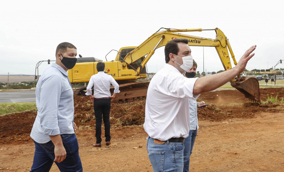 O governador Carlos Massa Ratinho Junior vistoriou nesta quinta-feira (29) as obras de modernização do Trevo Cataratas, em Cascavel, no Oeste do Estado. As máquinas começaram a operar nesta semana em uma das vias marginais, no sentido Corbélia, na primeira etapa da modernização do entroncamento rodoviário.