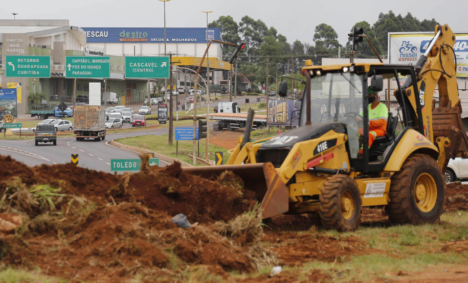 O governador Carlos Massa Ratinho Junior vistoriou nesta quinta-feira (29) as obras de modernização do Trevo Cataratas, em Cascavel, no Oeste do Estado. As máquinas começaram a operar nesta semana em uma das vias marginais, no sentido Corbélia, na primeira etapa da modernização do entroncamento rodoviário.