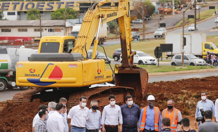 O governador Carlos Massa Ratinho Junior vistoriou nesta quinta-feira (29) as obras de modernização do Trevo Cataratas, em Cascavel, no Oeste do Estado. As máquinas começaram a operar nesta semana em uma das vias marginais, no sentido Corbélia, na primeira etapa da modernização do entroncamento rodoviário.