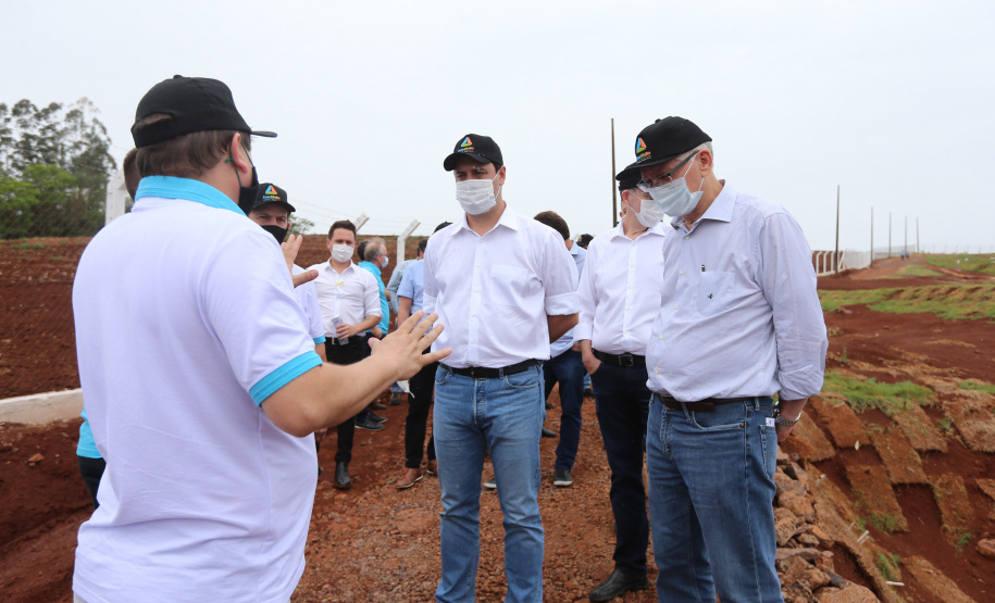 O governador Carlos Massa Ratinho Junior participa nesta quinta-feira (29) da inauguração da usina híbrida EnerDinBo, em Ouro Verde do Oeste. A geradora utilizará a luz do sol e dejetos da suinocultura para produzir energia elétrica. O investimento privado foi de R$ 12 milhões.Ouro Verde do Oeste, 29/10/2020 - Foto: Geraldo Bubniak/AEN