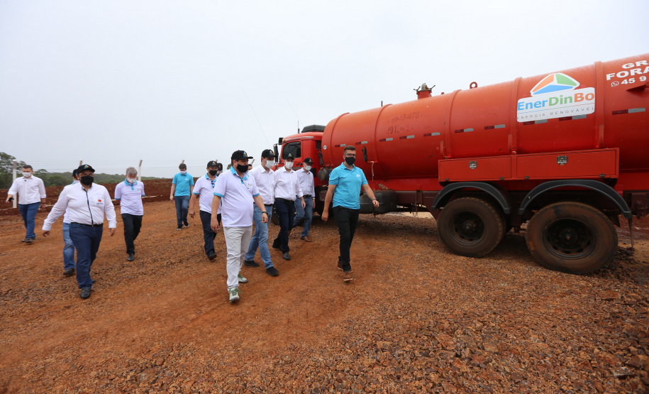 O governador Carlos Massa Ratinho Junior participa nesta quinta-feira (29) da inauguração da usina híbrida EnerDinBo, em Ouro Verde do Oeste. A geradora utilizará a luz do sol e dejetos da suinocultura para produzir energia elétrica. O investimento privado foi de R$ 12 milhões.Ouro Verde do Oeste, 29/10/2020 - Foto: Geraldo Bubniak/AEN