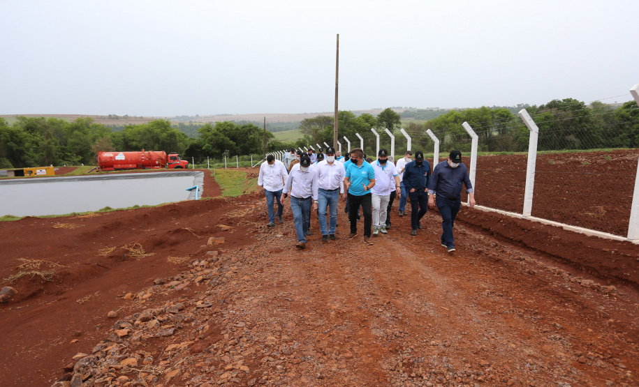 O governador Carlos Massa Ratinho Junior participa nesta quinta-feira (29) da inauguração da usina híbrida EnerDinBo, em Ouro Verde do Oeste. A geradora utilizará a luz do sol e dejetos da suinocultura para produzir energia elétrica. O investimento privado foi de R$ 12 milhões.Ouro Verde do Oeste, 29/10/2020 - Foto: Geraldo Bubniak/AEN
