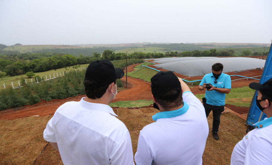 O governador Carlos Massa Ratinho Junior participa nesta quinta-feira (29) da inauguração da usina híbrida EnerDinBo, em Ouro Verde do Oeste. A geradora utilizará a luz do sol e dejetos da suinocultura para produzir energia elétrica. O investimento privado foi de R$ 12 milhões.Ouro Verde do Oeste, 29/10/2020 - Foto: Geraldo Bubniak/AEN