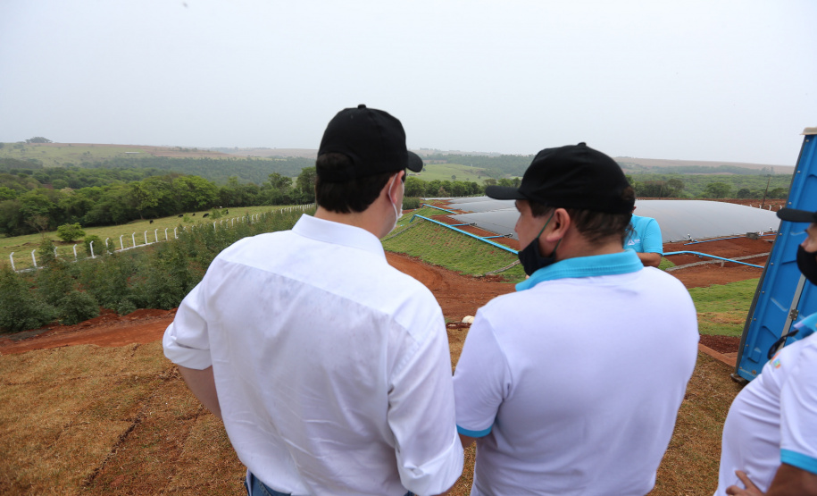 O governador Carlos Massa Ratinho Junior participa nesta quinta-feira (29) da inauguração da usina híbrida EnerDinBo, em Ouro Verde do Oeste. A geradora utilizará a luz do sol e dejetos da suinocultura para produzir energia elétrica. O investimento privado foi de R$ 12 milhões.Ouro Verde do Oeste, 29/10/2020 - Foto: Geraldo Bubniak/AEN