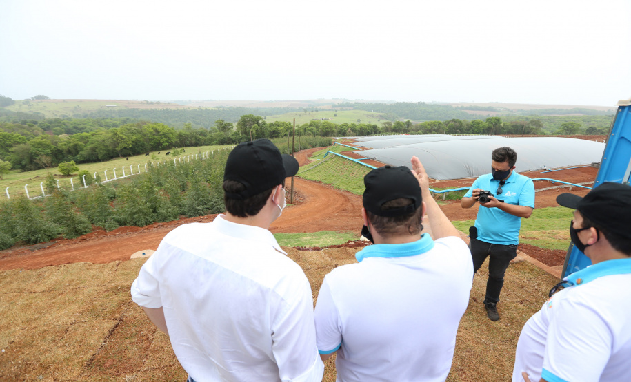 O governador Carlos Massa Ratinho Junior participa nesta quinta-feira (29) da inauguração da usina híbrida EnerDinBo, em Ouro Verde do Oeste. A geradora utilizará a luz do sol e dejetos da suinocultura para produzir energia elétrica. O investimento privado foi de R$ 12 milhões.Ouro Verde do Oeste, 29/10/2020 - Foto: Geraldo Bubniak/AEN
