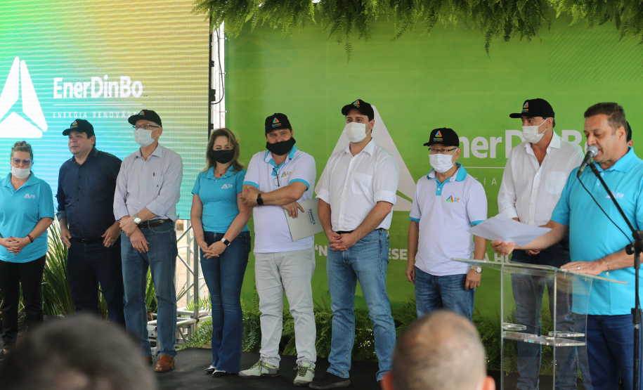 O governador Carlos Massa Ratinho Junior participa nesta quinta-feira (29) da inauguração da usina híbrida EnerDinBo, em Ouro Verde do Oeste. A geradora utilizará a luz do sol e dejetos da suinocultura para produzir energia elétrica. O investimento privado foi de R$ 12 milhões.Ouro Verde do Oeste, 29/10/2020 - Foto: Geraldo Bubniak/AEN