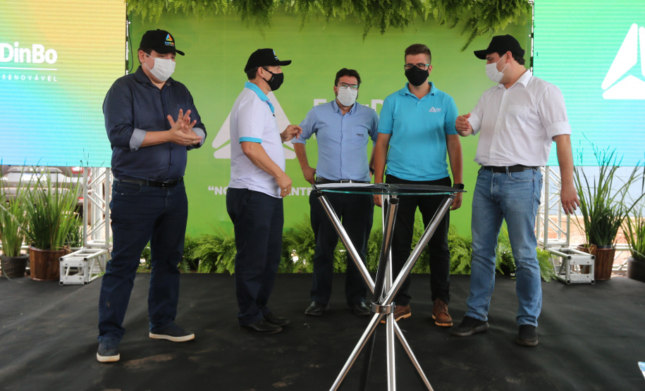 O governador Carlos Massa Ratinho Junior participa nesta quinta-feira (29) da inauguração da usina híbrida EnerDinBo, em Ouro Verde do Oeste. A geradora utilizará a luz do sol e dejetos da suinocultura para produzir energia elétrica. O investimento privado foi de R$ 12 milhões.Ouro Verde do Oeste, 29/10/2020 - Foto: Geraldo Bubniak/AEN