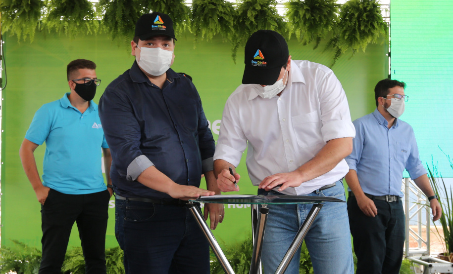 O governador Carlos Massa Ratinho Junior participa nesta quinta-feira (29) da inauguração da usina híbrida EnerDinBo, em Ouro Verde do Oeste. A geradora utilizará a luz do sol e dejetos da suinocultura para produzir energia elétrica. O investimento privado foi de R$ 12 milhões.Ouro Verde do Oeste, 29/10/2020 - Foto: Geraldo Bubniak/AEN