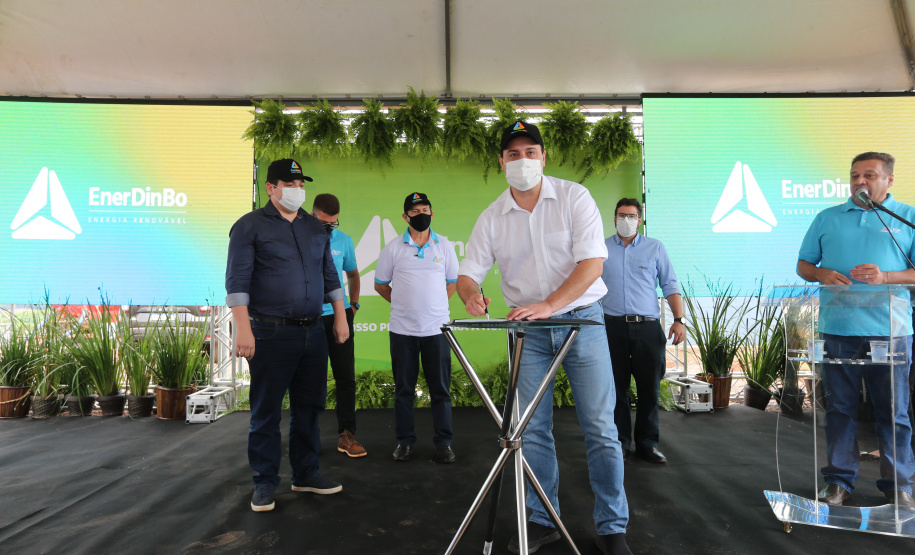 O governador Carlos Massa Ratinho Junior participa nesta quinta-feira (29) da inauguração da usina híbrida EnerDinBo, em Ouro Verde do Oeste. A geradora utilizará a luz do sol e dejetos da suinocultura para produzir energia elétrica. O investimento privado foi de R$ 12 milhões.Ouro Verde do Oeste, 29/10/2020 - Foto: Geraldo Bubniak/AEN
