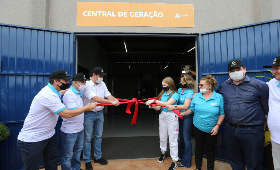 O governador Carlos Massa Ratinho Junior participa nesta quinta-feira (29) da inauguração da usina híbrida EnerDinBo, em Ouro Verde do Oeste. A geradora utilizará a luz do sol e dejetos da suinocultura para produzir energia elétrica. O investimento privado foi de R$ 12 milhões.Ouro Verde do Oeste, 29/10/2020 - Foto: Geraldo Bubniak/AEN