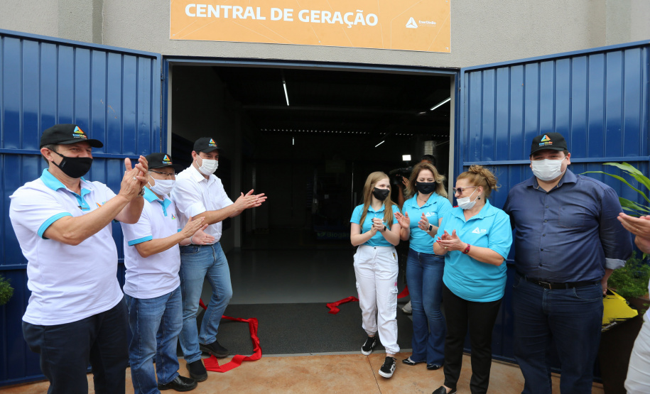 O governador Carlos Massa Ratinho Junior participa nesta quinta-feira (29) da inauguração da usina híbrida EnerDinBo, em Ouro Verde do Oeste. A geradora utilizará a luz do sol e dejetos da suinocultura para produzir energia elétrica. O investimento privado foi de R$ 12 milhões.Ouro Verde do Oeste, 29/10/2020 - Foto: Geraldo Bubniak/AEN