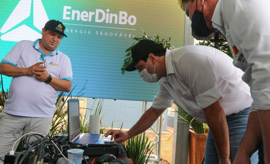 O governador Carlos Massa Ratinho Junior participa nesta quinta-feira (29) da inauguração da usina híbrida EnerDinBo, em Ouro Verde do Oeste. A geradora utilizará a luz do sol e dejetos da suinocultura para produzir energia elétrica. O investimento privado foi de R$ 12 milhões.Ouro Verde do Oeste, 29/10/2020 - Foto: Geraldo Bubniak/AEN