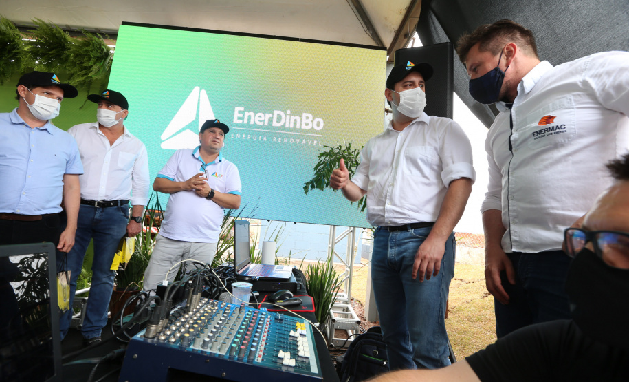 O governador Carlos Massa Ratinho Junior participa nesta quinta-feira (29) da inauguração da usina híbrida EnerDinBo, em Ouro Verde do Oeste. A geradora utilizará a luz do sol e dejetos da suinocultura para produzir energia elétrica. O investimento privado foi de R$ 12 milhões.Ouro Verde do Oeste, 29/10/2020 - Foto: Geraldo Bubniak/AEN