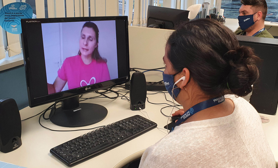 Para encerrar as atividades alusivas ao Outubro Rosa, as funcionárias da Portos do Paraná participaram nesta quinta-feira (29) de uma palestra sobre o câncer de mama. O encontro online reuniu colaboradoras e estagiárias da empresa pública para conversar sobre o tema com a diretora-geral do Instituto Peito Aberto, Fabiana Parro. Foto: Portos do Paraná