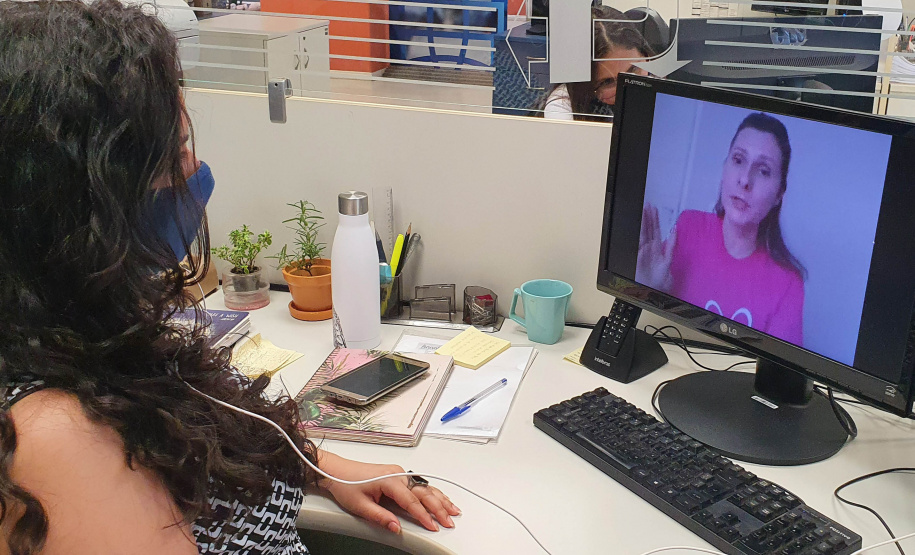 Para encerrar as atividades alusivas ao Outubro Rosa, as funcionárias da Portos do Paraná participaram nesta quinta-feira (29) de uma palestra sobre o câncer de mama. O encontro online reuniu colaboradoras e estagiárias da empresa pública para conversar sobre o tema com a diretora-geral do Instituto Peito Aberto, Fabiana Parro. Foto: Portos do Paraná