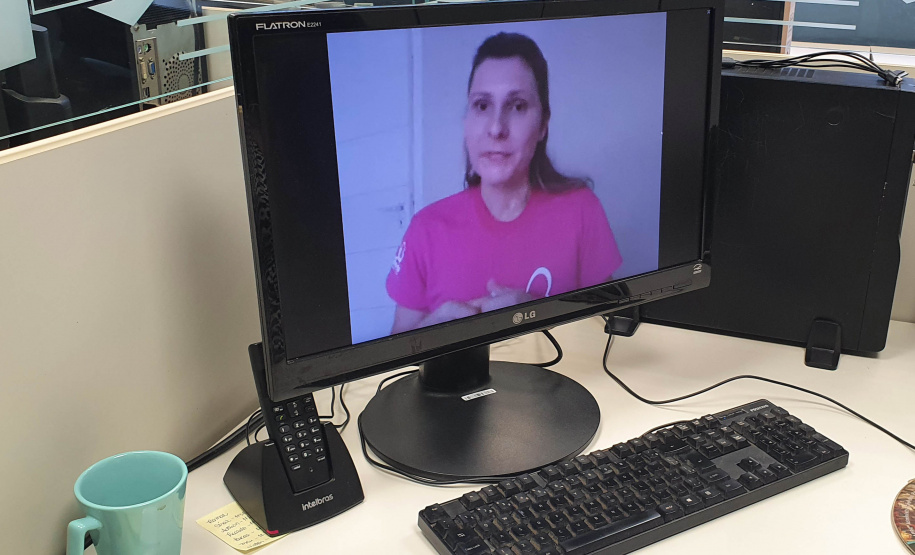 Para encerrar as atividades alusivas ao Outubro Rosa, as funcionárias da Portos do Paraná participaram nesta quinta-feira (29) de uma palestra sobre o câncer de mama. O encontro online reuniu colaboradoras e estagiárias da empresa pública para conversar sobre o tema com a diretora-geral do Instituto Peito Aberto, Fabiana Parro. Foto: Portos do Paraná
