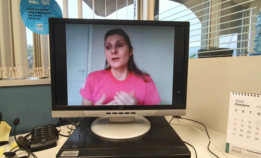 Para encerrar as atividades alusivas ao Outubro Rosa, as funcionárias da Portos do Paraná participaram nesta quinta-feira (29) de uma palestra sobre o câncer de mama. O encontro online reuniu colaboradoras e estagiárias da empresa pública para conversar sobre o tema com a diretora-geral do Instituto Peito Aberto, Fabiana Parro. Foto: Portos do Paraná