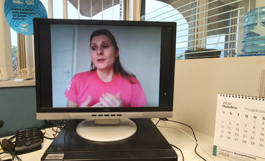 Para encerrar as atividades alusivas ao Outubro Rosa, as funcionárias da Portos do Paraná participaram nesta quinta-feira (29) de uma palestra sobre o câncer de mama. O encontro online reuniu colaboradoras e estagiárias da empresa pública para conversar sobre o tema com a diretora-geral do Instituto Peito Aberto, Fabiana Parro. Foto: Portos do Paraná