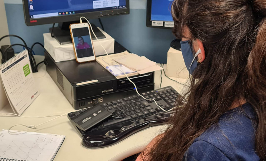 Para encerrar as atividades alusivas ao Outubro Rosa, as funcionárias da Portos do Paraná participaram nesta quinta-feira (29) de uma palestra sobre o câncer de mama. O encontro online reuniu colaboradoras e estagiárias da empresa pública para conversar sobre o tema com a diretora-geral do Instituto Peito Aberto, Fabiana Parro. Foto: Portos do Paraná