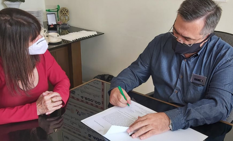 O Governo do Estado, por meio do secretário de Estado da Saúde, Beto Preto, assinou nesta quinta-feira (29) um convênio no valor total de R$ 512.889,97 para a recuperação da estrutura da cobertura da Sociedade Hospital Bom Jesus do município de Rio Negro. Desde 2013 uma das alas do prédio está desativada por que o telhado está comprometido. Foto:Mônica Candéo Iurk/SESA