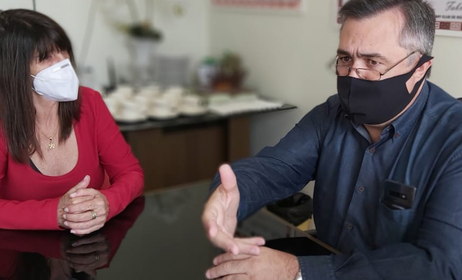 O Governo do Estado, por meio do secretário de Estado da Saúde, Beto Preto, assinou nesta quinta-feira (29) um convênio no valor total de R$ 512.889,97 para a recuperação da estrutura da cobertura da Sociedade Hospital Bom Jesus do município de Rio Negro. Desde 2013 uma das alas do prédio está desativada por que o telhado está comprometido. Foto:Mônica Candéo Iurk/SESA