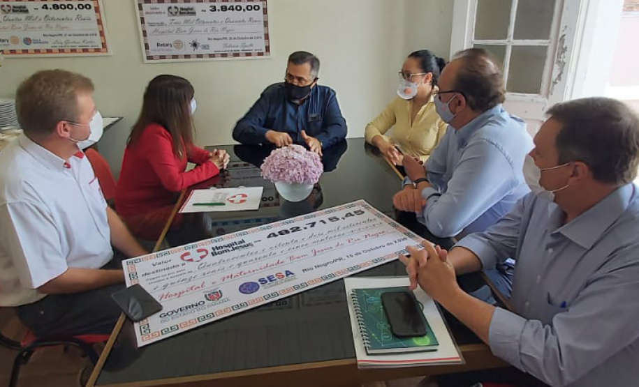 O Governo do Estado, por meio do secretário de Estado da Saúde, Beto Preto, assinou nesta quinta-feira (29) um convênio no valor total de R$ 512.889,97 para a recuperação da estrutura da cobertura da Sociedade Hospital Bom Jesus do município de Rio Negro. Desde 2013 uma das alas do prédio está desativada por que o telhado está comprometido. Foto:Mônica Candéo Iurk/SESA